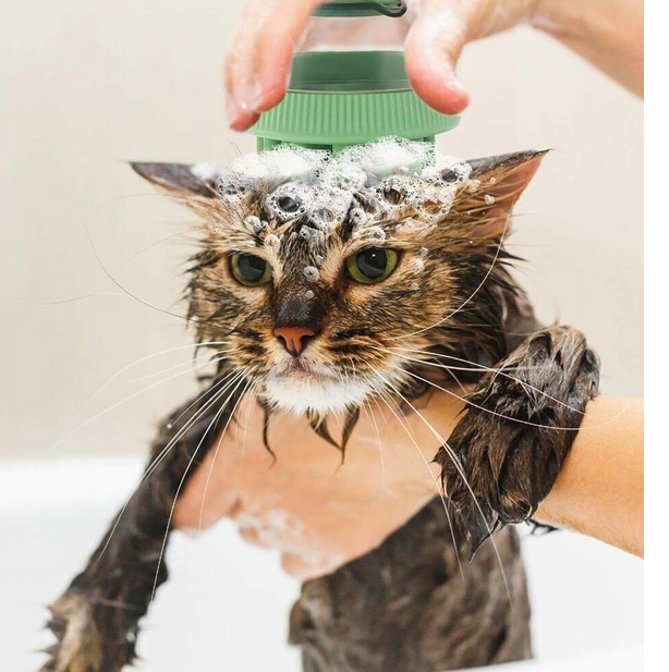 CEPILLO PARA MASCOTAS 2 EN 1 C/DISPENSADOR DE SHAMPOO